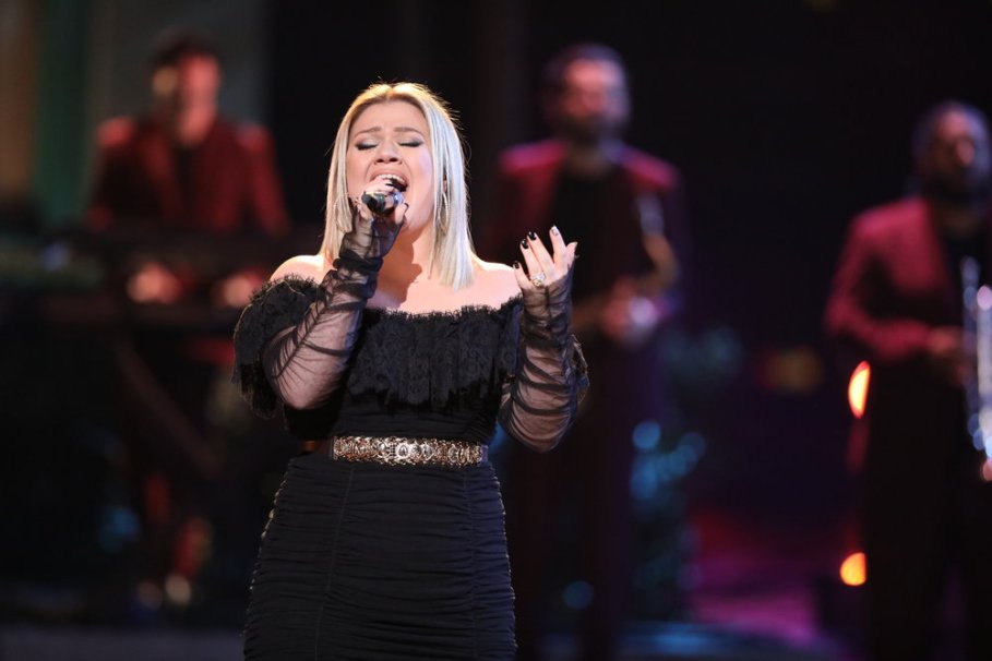 Kelly Clarkson Sings 'Heat' on 'The Voice'