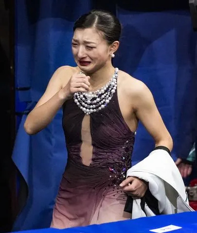 Amber Glenn Stops Camera Crew from Filming Kaori Sakamoto Crying After She Missed Out on Figure Skating Gold - Yahoo Sports