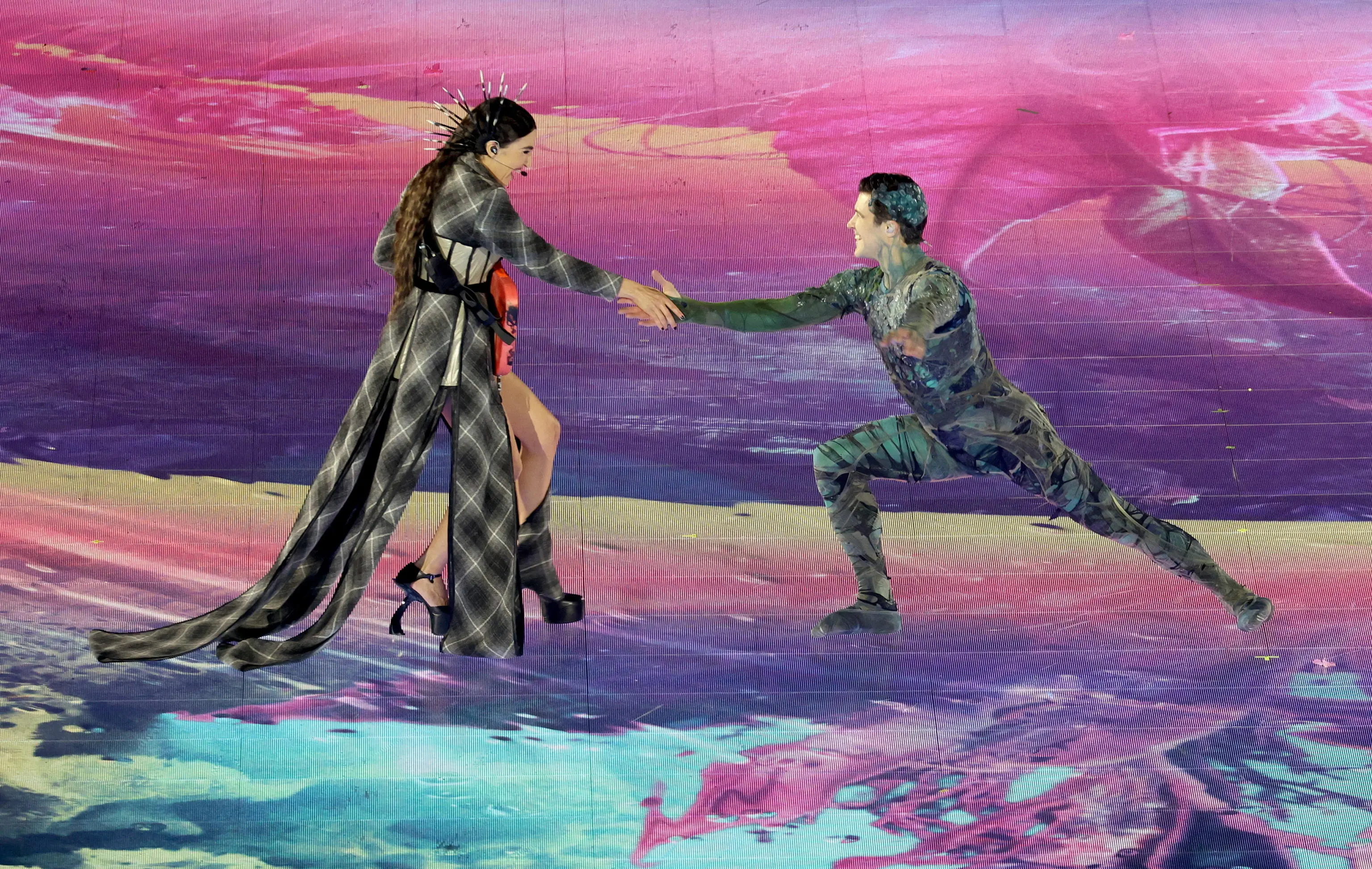 Olimpiadi, alla cerimonia conclusiva Joan Thiele con Roberto Bolle | Giornale di Brescia