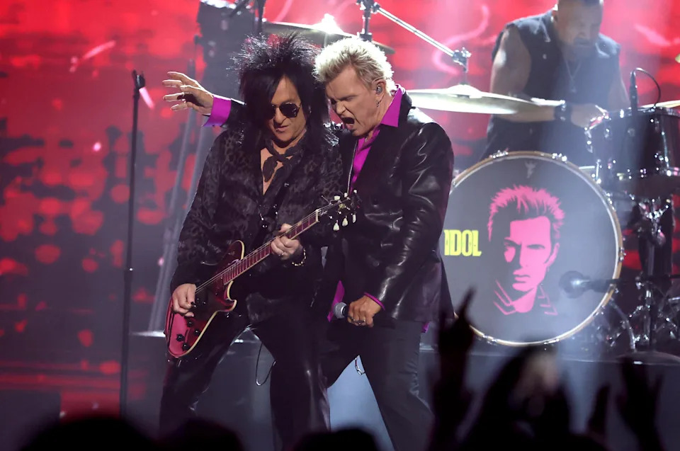 Billy Idol fires up the AMAs stage with passionate speech, performance - Yahoo News UK
