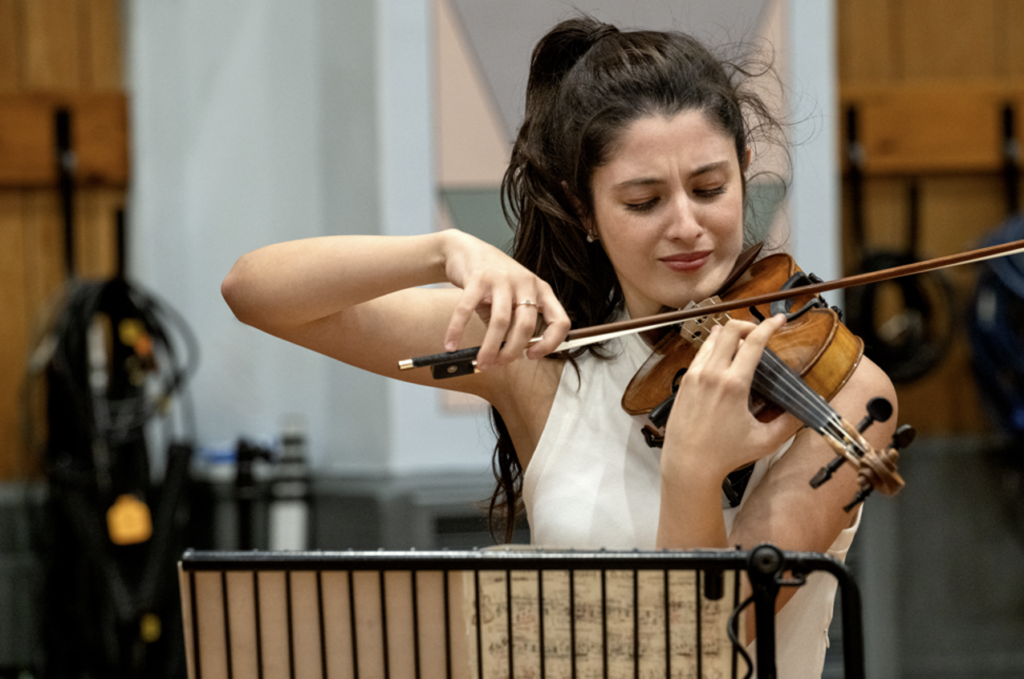 María Dueñas in performance. Promotional image supplied by Deutsche Grammophon / Universal Music Canada.