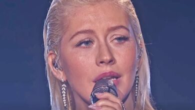 Christina Aguilera Honors Whitney Houston With a Bodyguard Medley at the AMAs