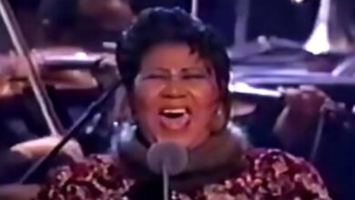 When Luciano Pavarotti withdraws from the 1998 GRAMMYs, Aretha Franklin steps in to sing ‘Nessun Dorma