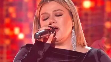 Kelly Clarkson Honors Dolly Parton With ‘I Will Always Love You’ at the ACM Awards