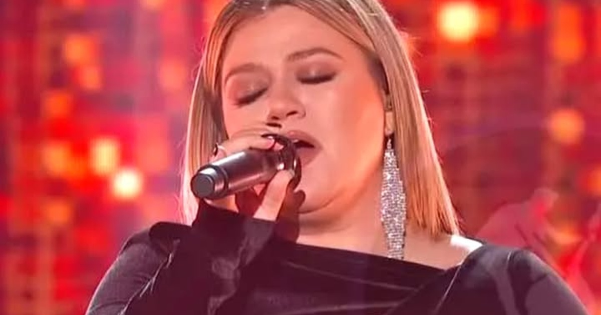 Kelly Clarkson Honors Dolly Parton With ‘I Will Always Love You’ at the ACM Awards