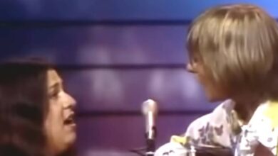John Denver and Cass Elliot Share the Gentle Heart of “Leaving on a Jet Plane”