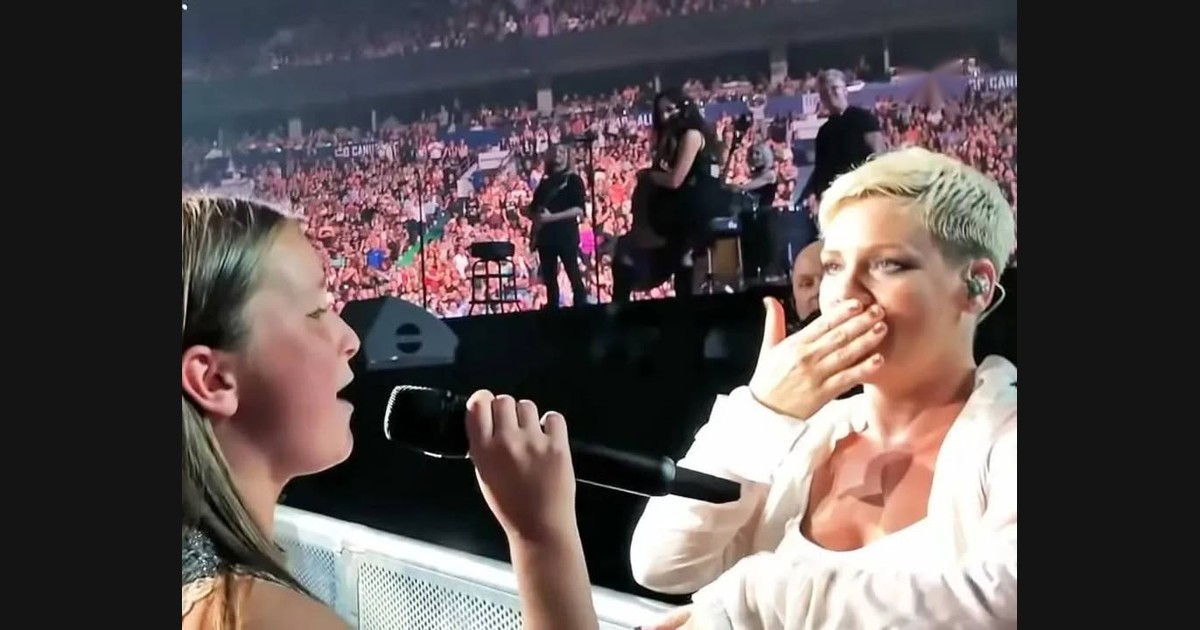 Victoria Anthony Sings to P!nk at Rogers Arena