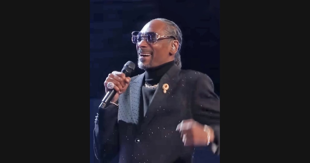 The Voice Coaches Join Snoop Dogg for “Heartache Tonight”
