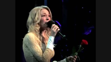 LeAnn Rimes and a Chorus Share the Long Lines of “The Rose”