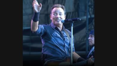 An Audience Sign Starts Springsteen’s “You Never Can Tell”