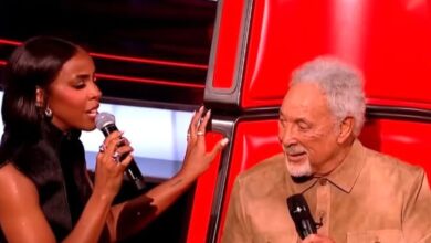 Tom Jones and Kelly Rowland Share a Playful “Fever” Duet on The Voice UK