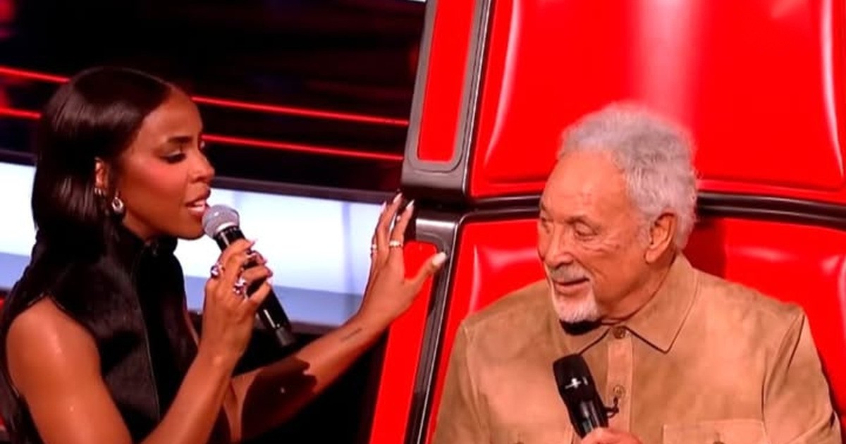 Tom Jones and Kelly Rowland Share a Playful “Fever” Duet on The Voice UK