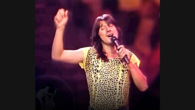 Steve Perry Carries Journey’s Houston “Don’t Stop Believin’”