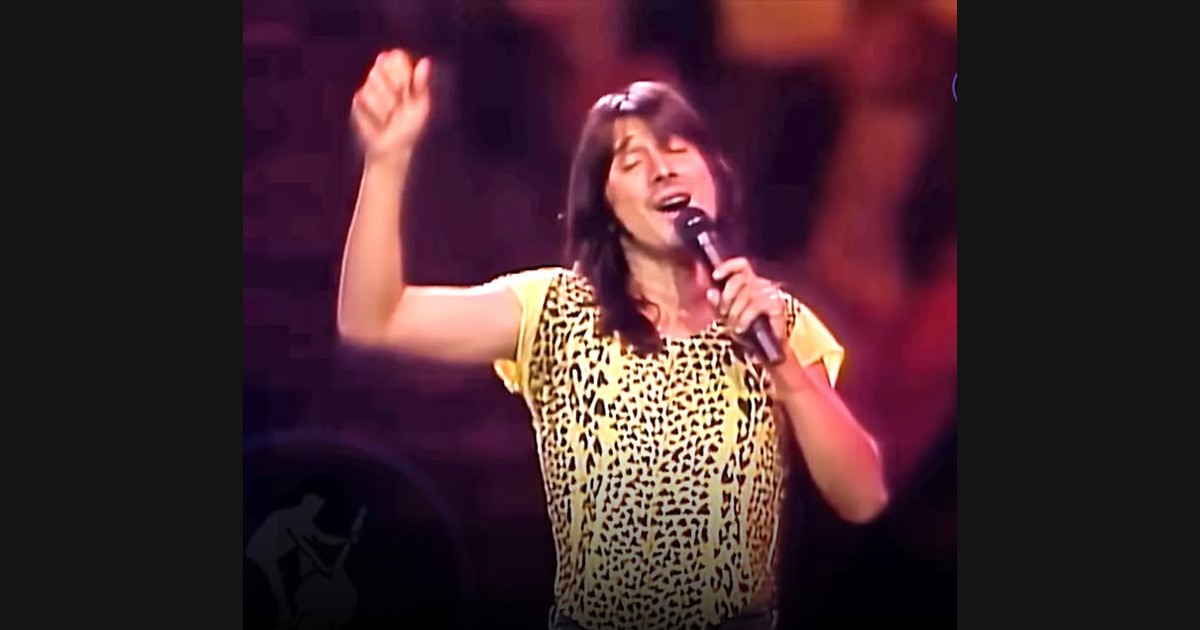 Steve Perry Carries Journey’s Houston “Don’t Stop Believin’”