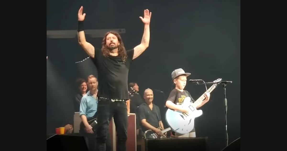 Collier Joins Foo Fighters for an Unexpected “Enter Sandman”