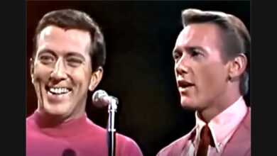 Bobby Hatfield Carries “Unchained Melody” in a 1965 Television Performance