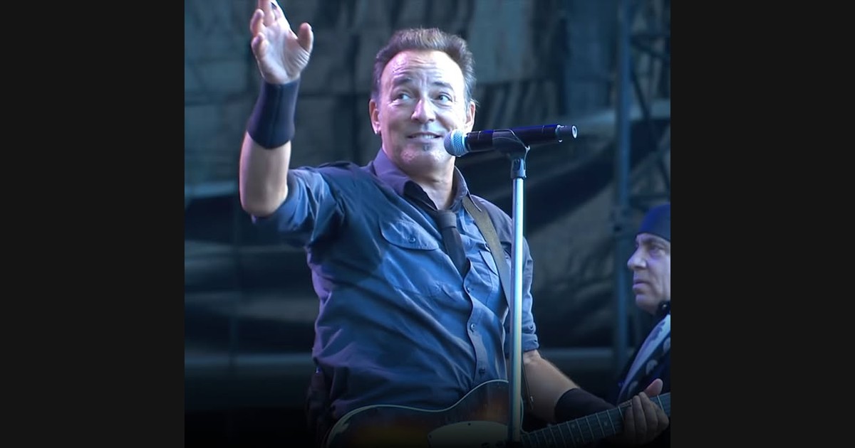 Springsteen Works an Audience Request into a Band Performance