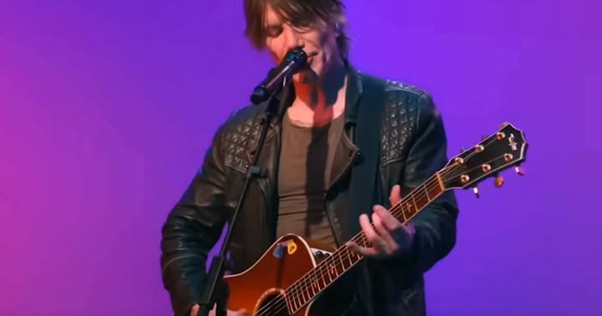 John Rzeznik Returns to “Iris” With Voice and Guitar at Apple Music Studios