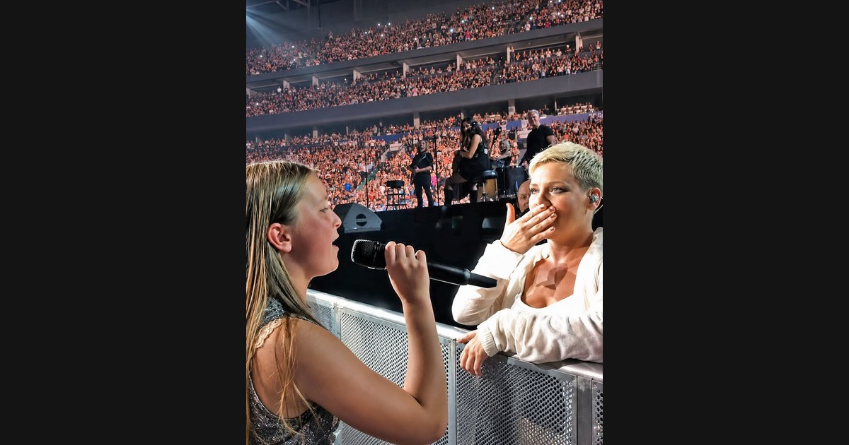 Victoria Anthony Sings as P!nk Listens at the Barricade