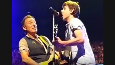 Bruce Springsteen Gives a Young Fan a Turn at “Growin’ Up”