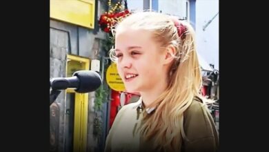 Mia Black Keeps “You Are the Reason” Clear in a Street Performance