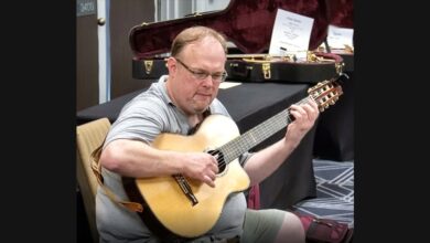 Richard Smith Connects Ragtime Melody and Bass on One Guitar