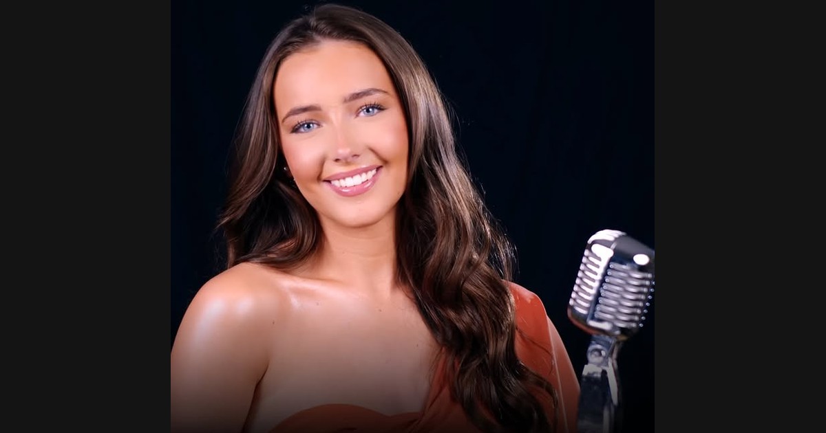 Lucy Thomas Lets “Unchained Melody” Develop Through Long Phrases