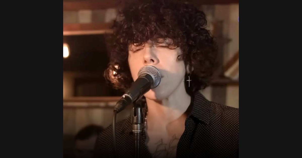 LP’s Live “Lost on You” Keeps Its Voice Close to the Arrangement