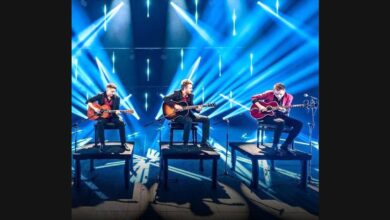 Four Guitars Give “Sultans of Swing” a Coordinated Acoustic Shape