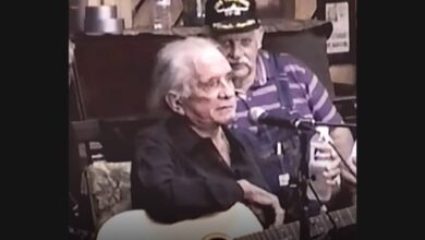 Cash’s 2003 Virginia Recording Keeps Voice and Guitar at Its Center
