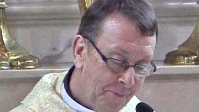 Father Ray Kelly Surprises a Wedding Couple With a Personal “Hallelujah”