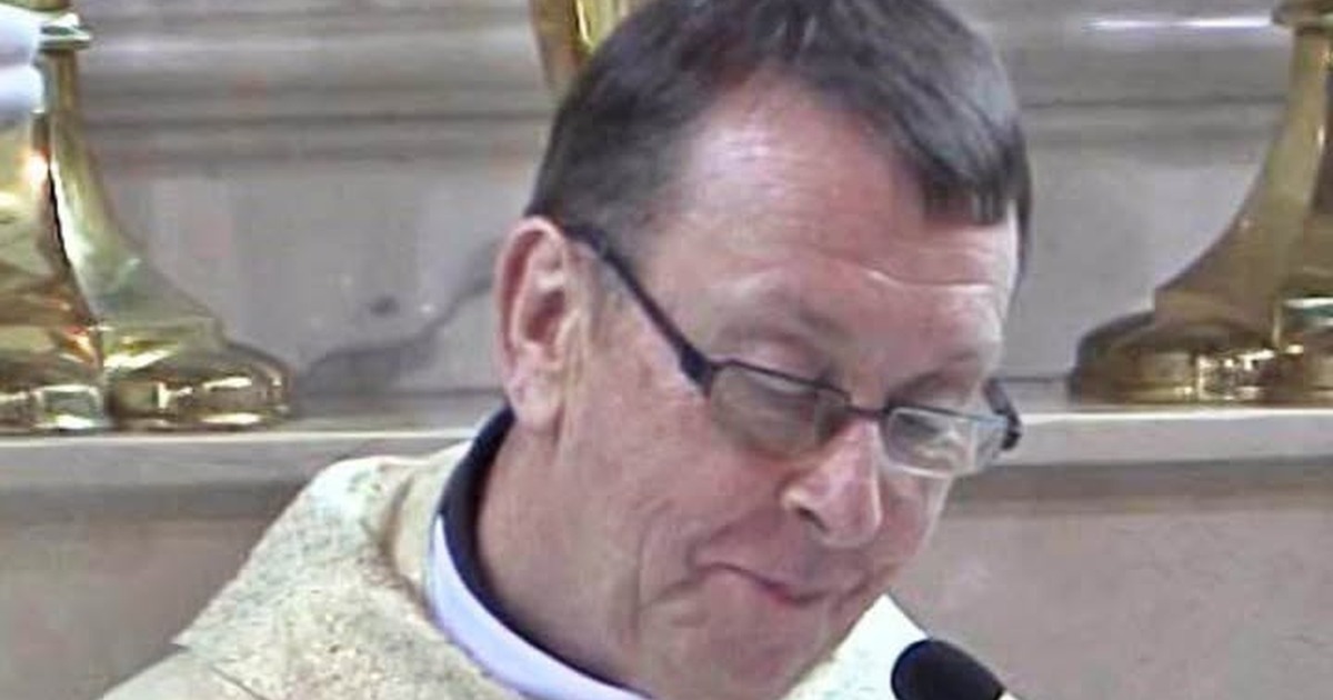 Father Ray Kelly Surprises a Wedding Couple With a Personal “Hallelujah”