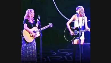 Swift and Kudrow Turn “Smelly Cat” into a Staples Center Duet