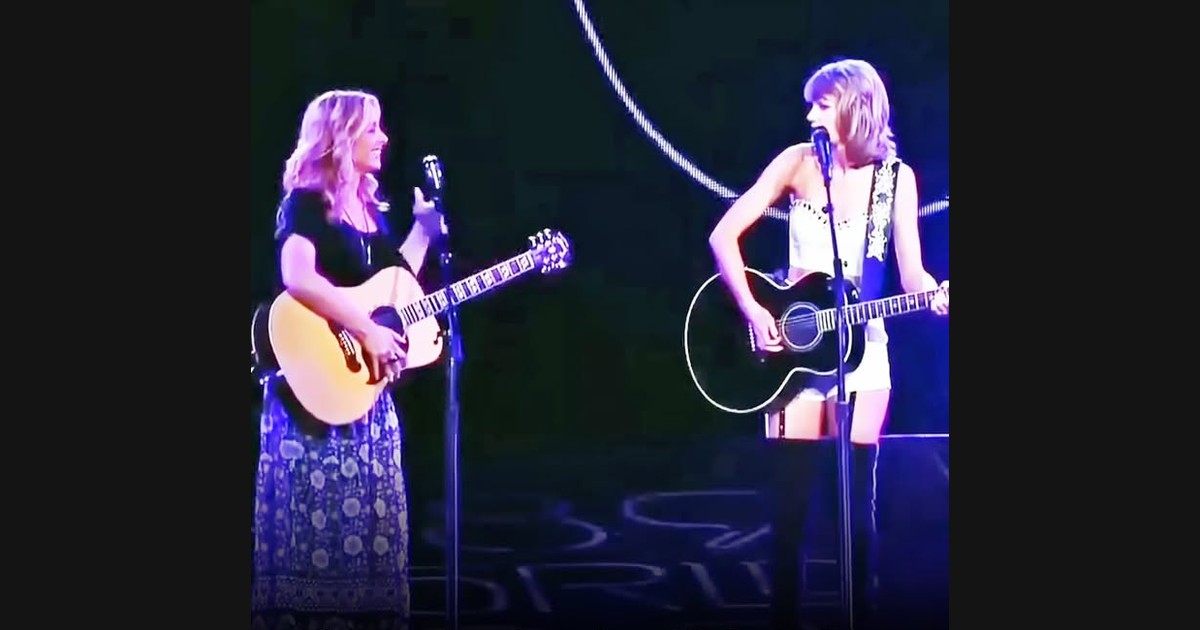 Swift and Kudrow Turn “Smelly Cat” into a Staples Center Duet