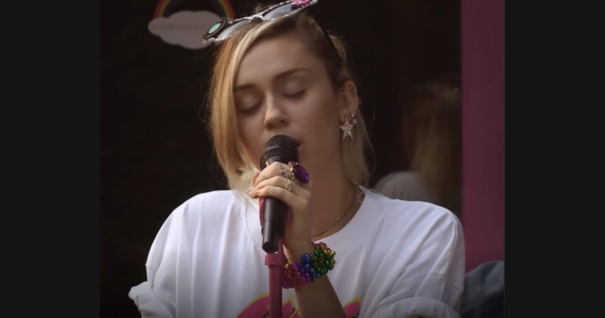 Miley Cyrus Covers “The First Time Ever I Saw Your Face”