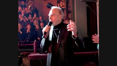 Neil Diamond Leads “Sweet Caroline” at A Beautiful Noise