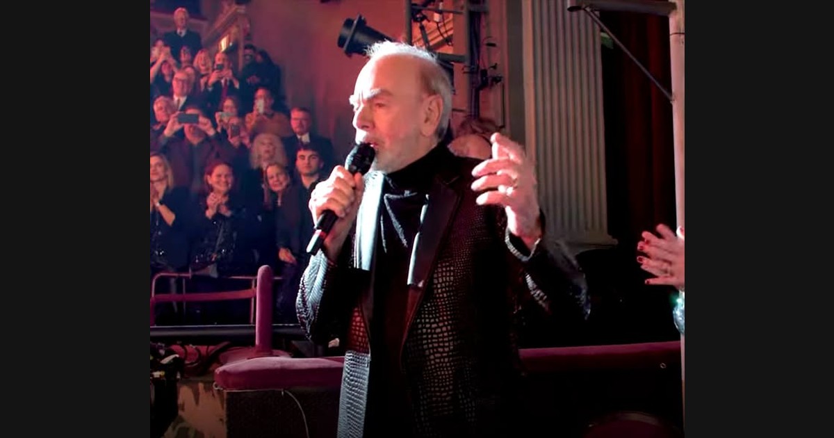 Neil Diamond Leads “Sweet Caroline” at A Beautiful Noise