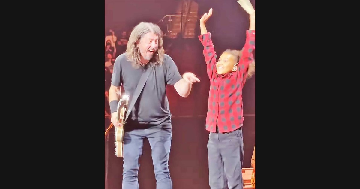 Nandi Bushell Plays “Everlong” with Foo Fighters at the Forum