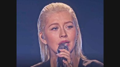 Christina Aguilera Sings a Whitney Houston Tribute at the AMAs
