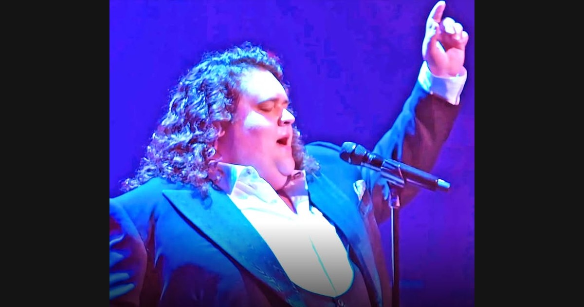 Jonathan Antoine Sings “Unchained Melody” in Concert