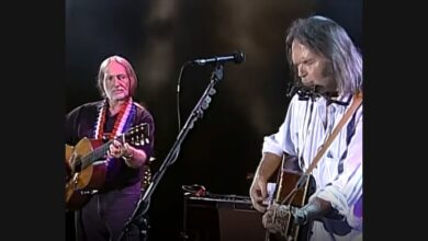Neil Young and Willie Nelson Share “Heart of Gold” at Farm Aid