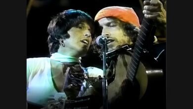 Bob Dylan and Joan Baez Share “Blowin’ in the Wind”