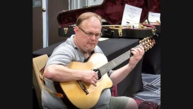 Richard Smith and Tommy Emmanuel Share “The Entertainer”