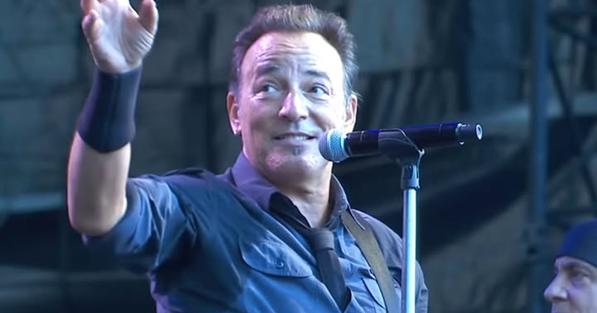 Bruce Springsteen’s Energetic Rendition of ‘You Never Can Tell’