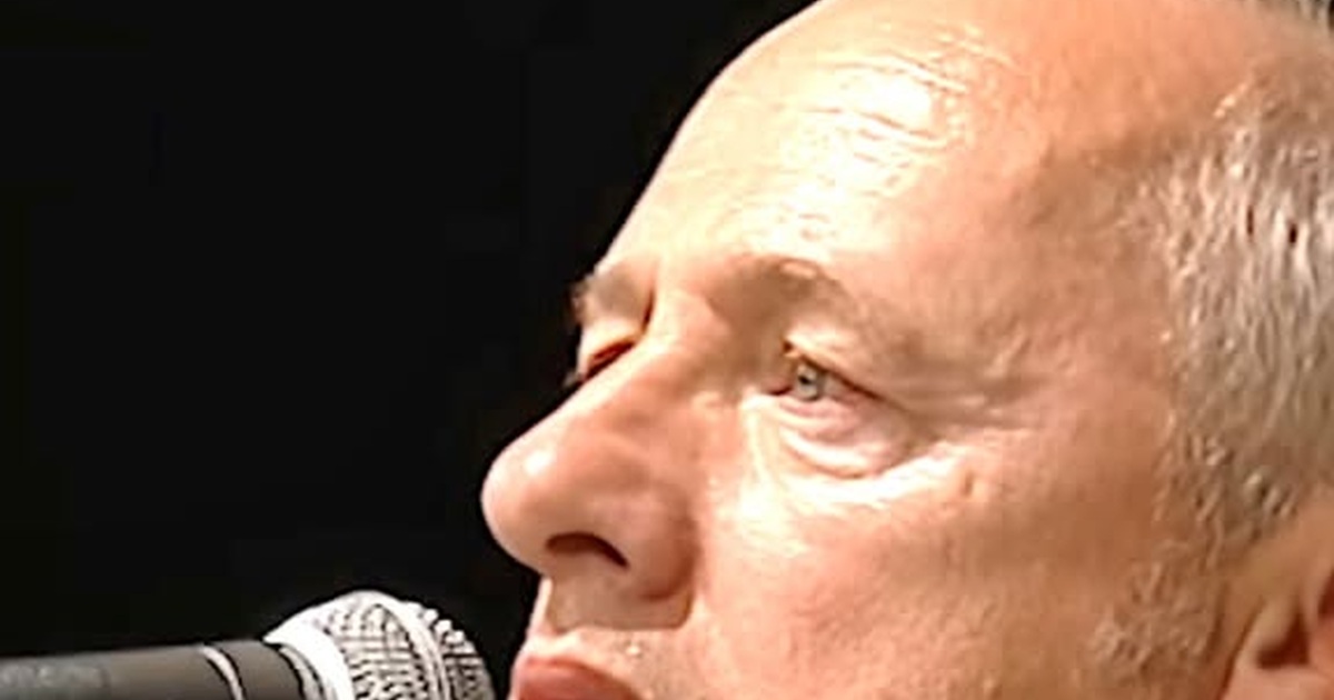 Mark Knopfler’s “Brothers In Arms” Live In Berlin Became One Of The Most Haunting Performances Of His Career