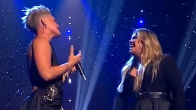 Kelly Clarkson and P!nk Share a Moving “Just Give Me a Reason” Duet