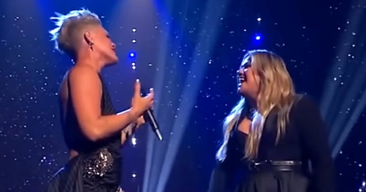 Kelly Clarkson and P!nk Share a Moving “Just Give Me a Reason” Duet