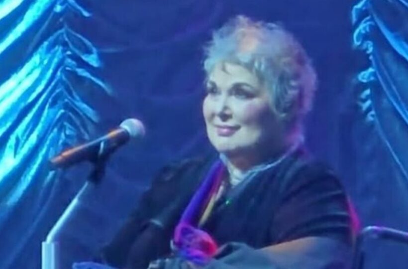 Ann Wilson seated onstage with her arm supported during Heart’s 2025 tour.